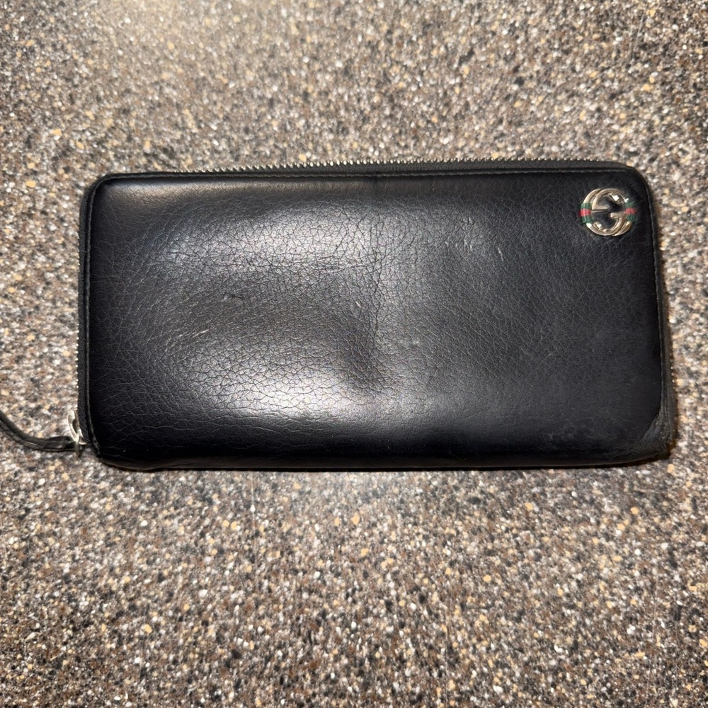 Gucci Black Leather Zip-Around Wallet with GG Logo Hardware with COA